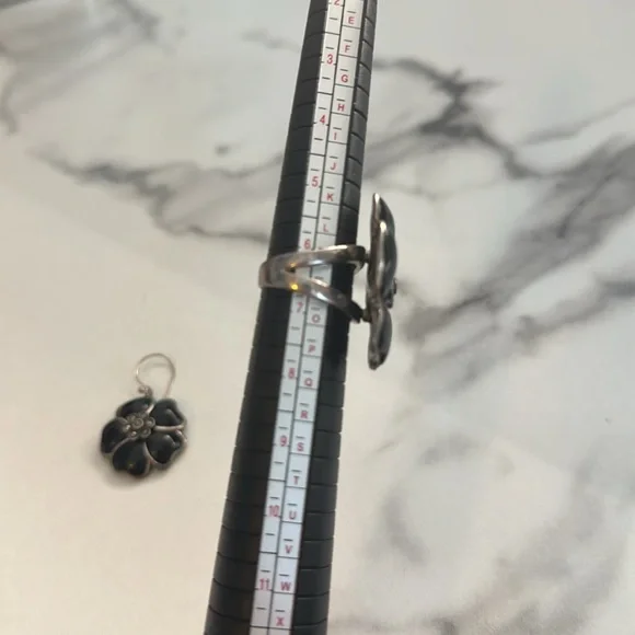 Pre owned- Elegant Black Flower Jewelry Set - Picture 11 of 16